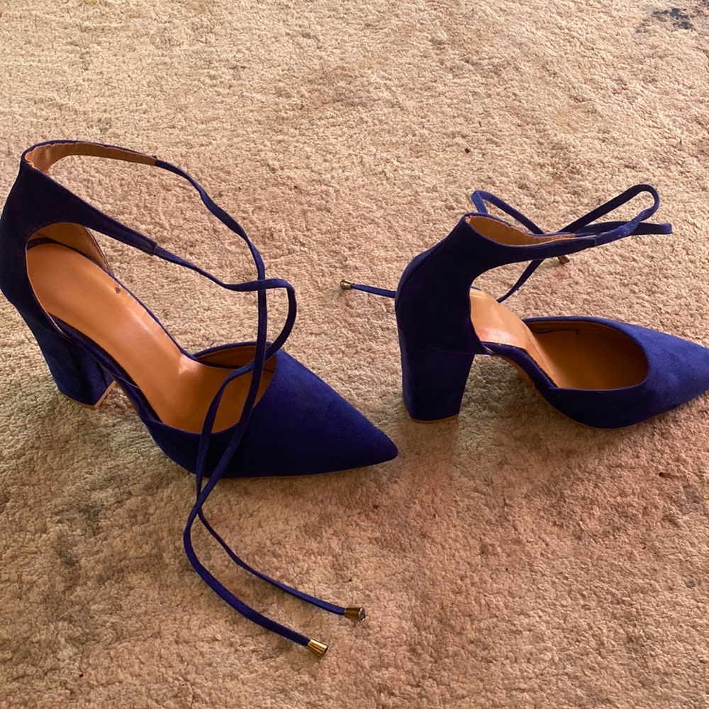 Barely worn blue shoes! Cleaning out my closet for the new year. Priced to go!
